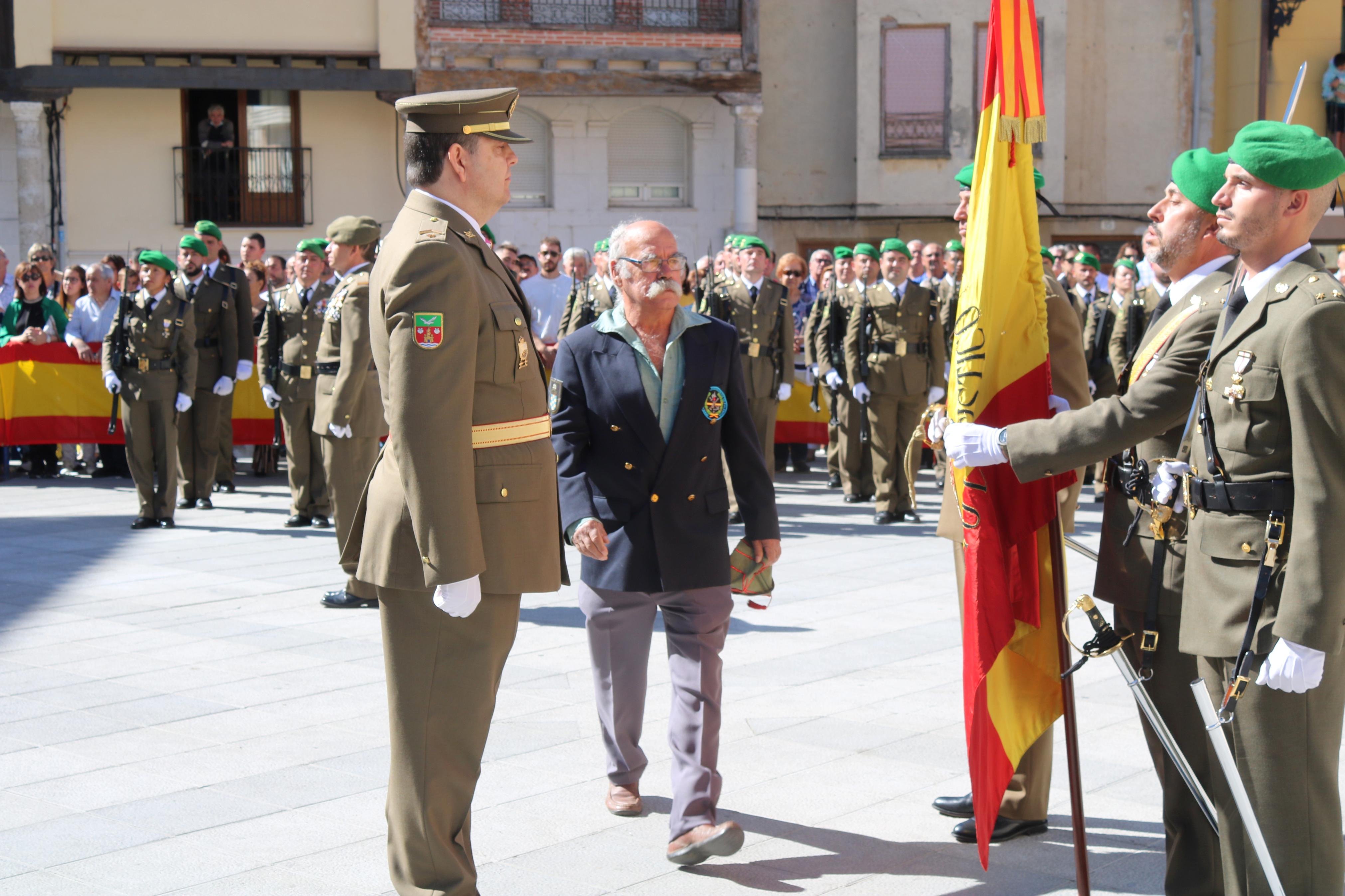 Alrededor de ochenta personas juran ante la Enseña Nacional