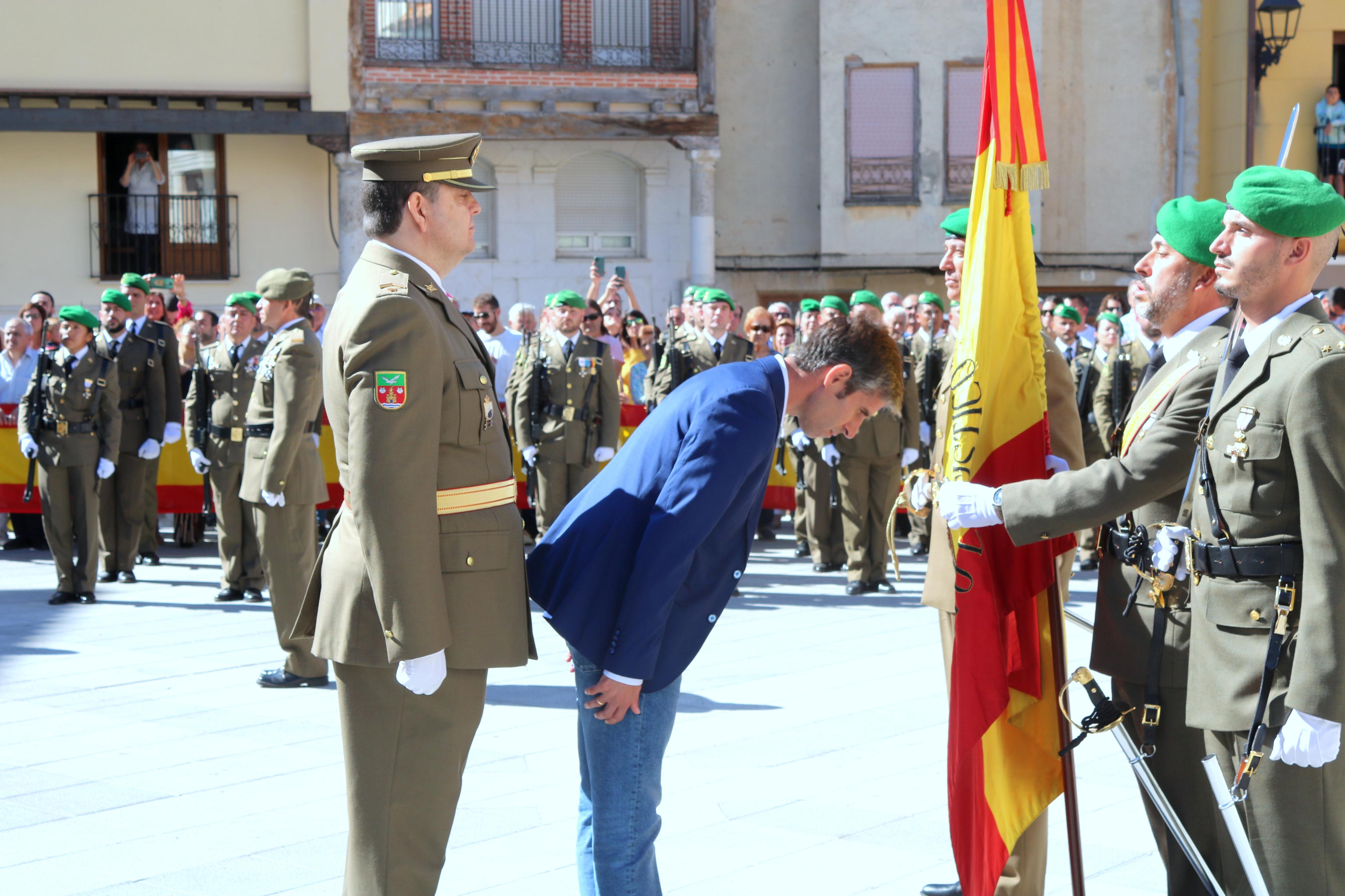 Alrededor de ochenta personas juran ante la Enseña Nacional