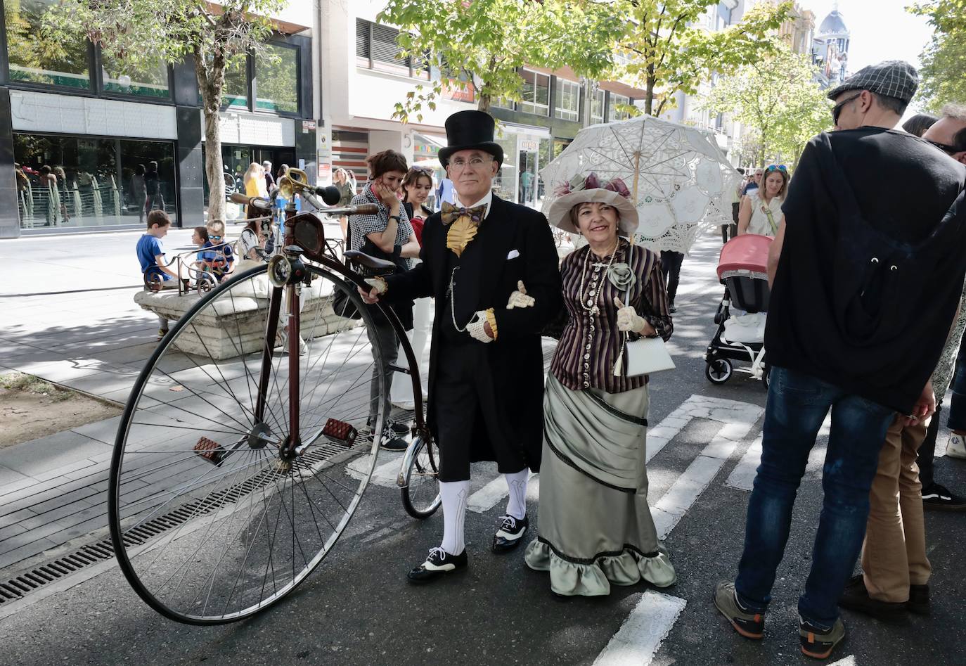 Algunos de los asistentes al Valladolid Motor Vintage paseando por la Acera de Recoletos