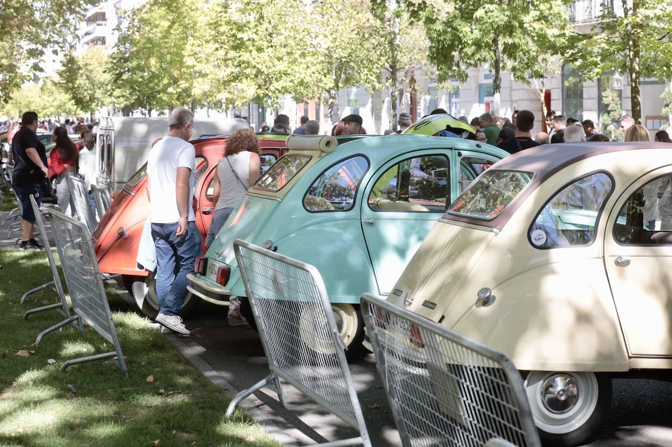 Algunos de los asistentes al Valladolid Motor Vintage paseando por la Acera de Recoletos