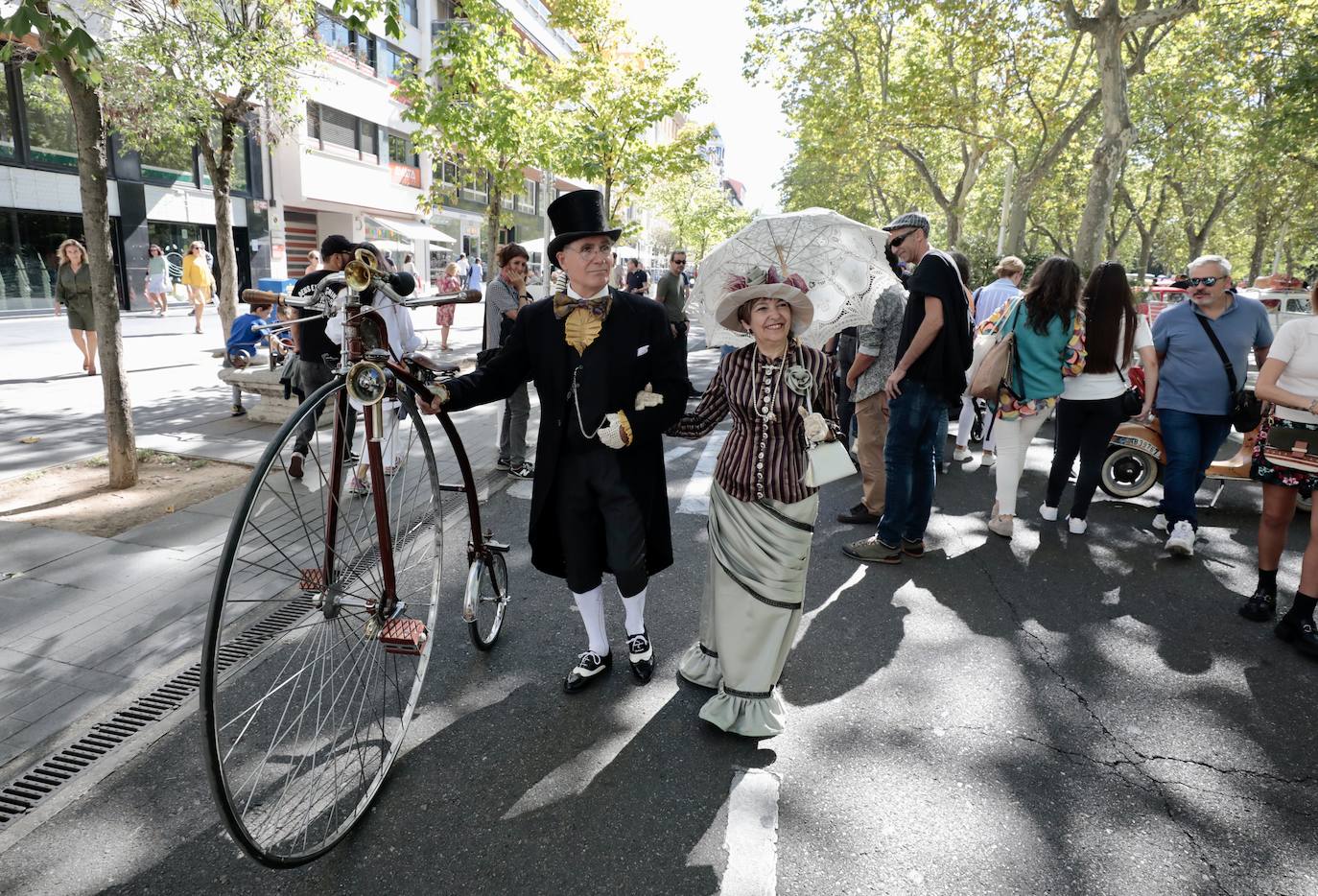 Algunos de los asistentes al Valladolid Motor Vintage paseando por la Acera de Recoletos