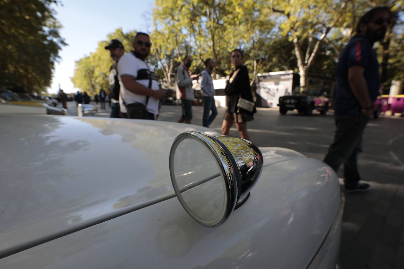 Algunos de los asistentes al Valladolid Motor Vintage paseando por la Acera de Recoletos