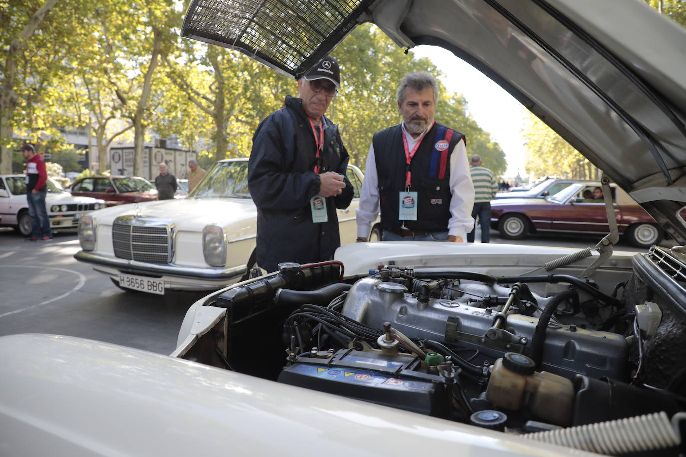 Algunos de los asistentes al Valladolid Motor Vintage paseando por la Acera de Recoletos