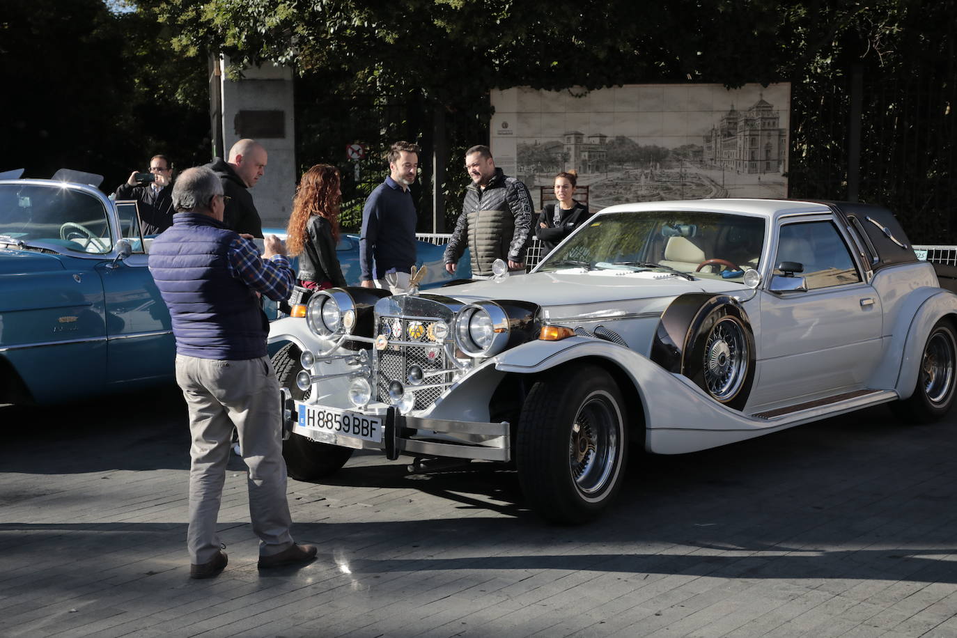 Algunos de los asistentes al Valladolid Motor Vintage paseando por la Acera de Recoletos