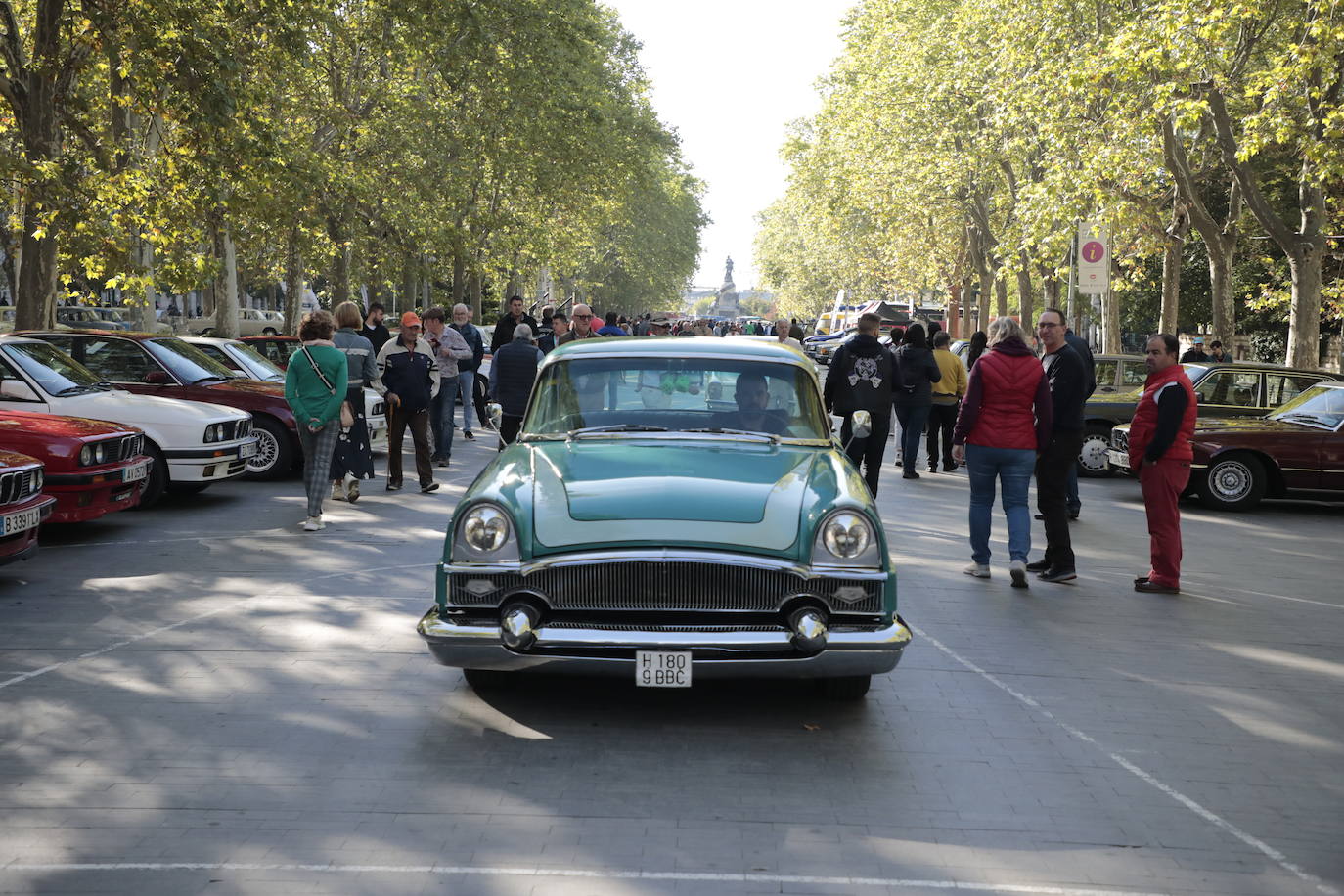 Algunos de los asistentes al Valladolid Motor Vintage paseando por la Acera de Recoletos