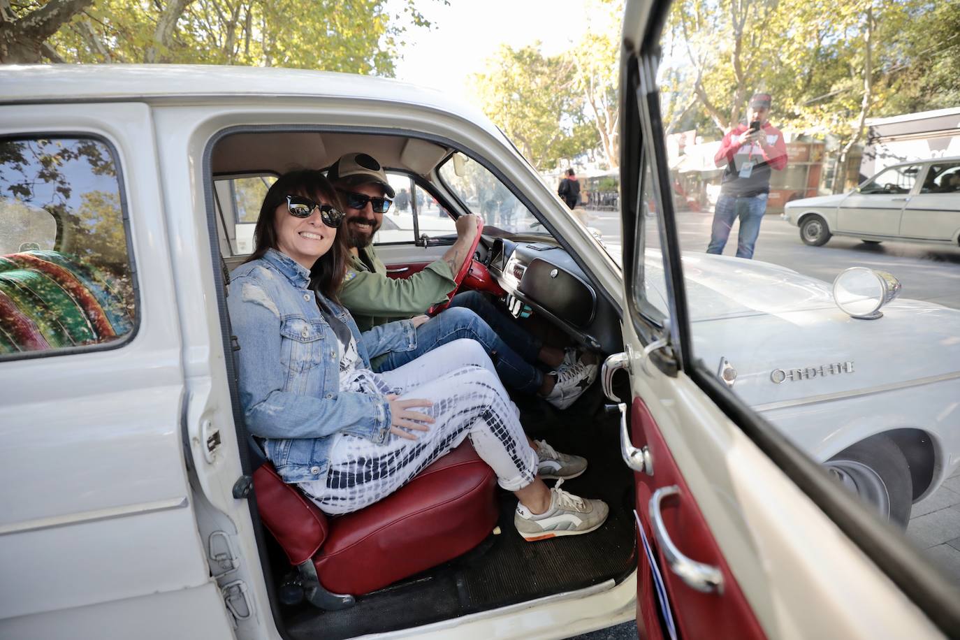 Algunos de los asistentes al Valladolid Motor Vintage paseando por la Acera de Recoletos