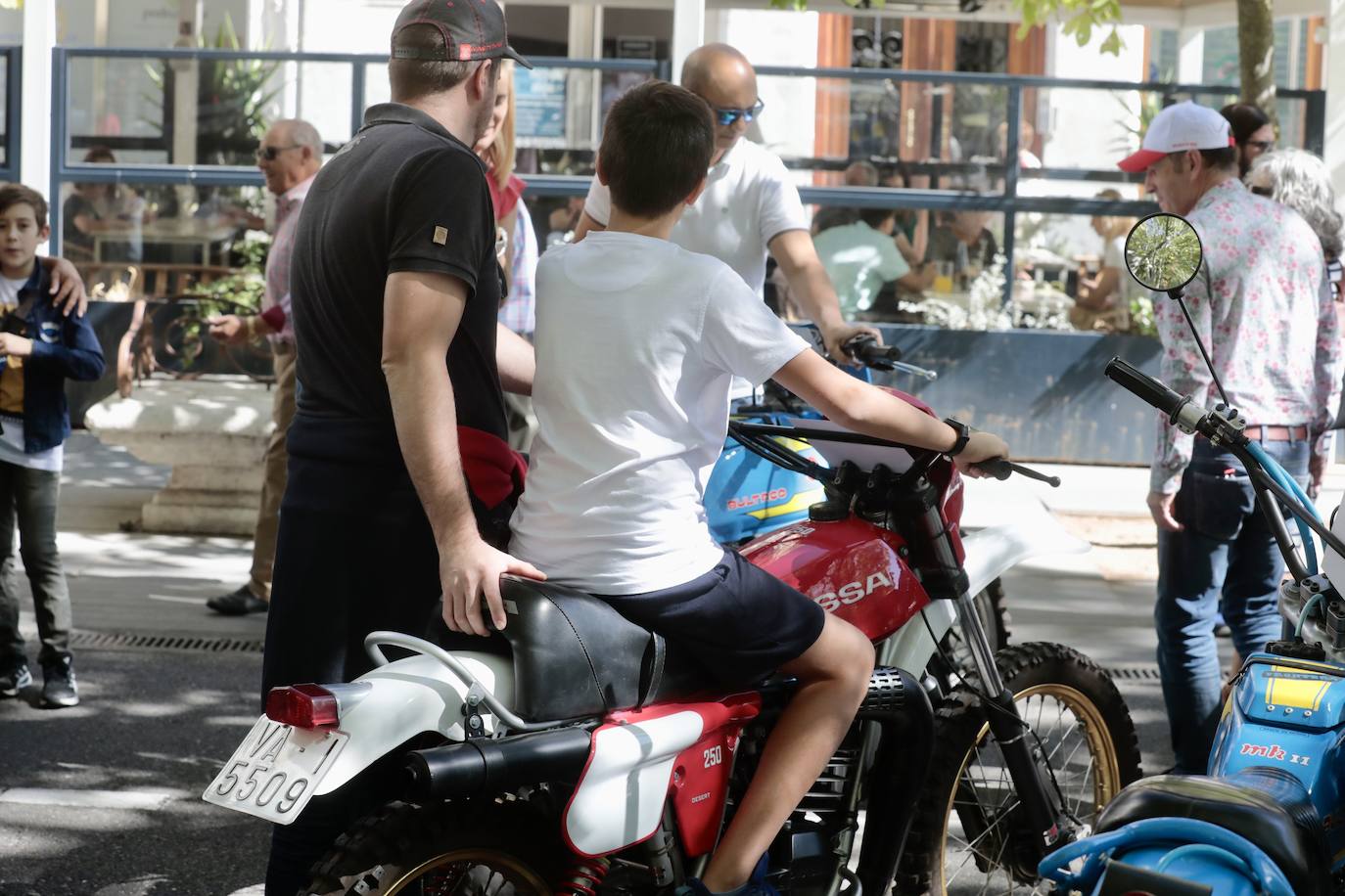 Algunos de los asistentes al Valladolid Motor Vintage paseando por la Acera de Recoletos