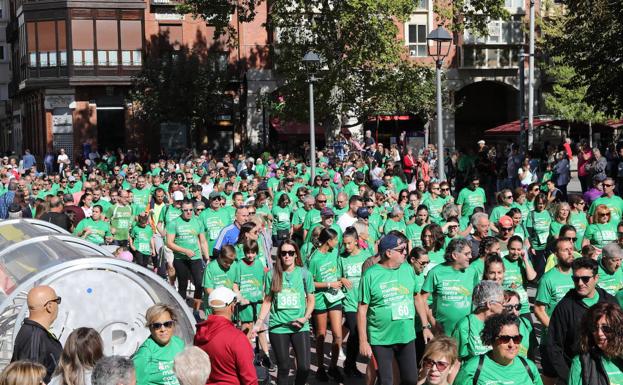 Casi 3.000 personas transforman el centro de Palencia en una marea verde contra el cáncer