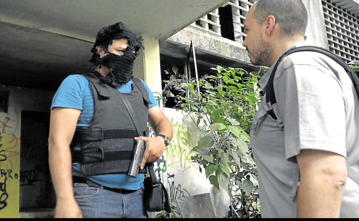 Antonio Pampliega (derecha), durante un reportaje en Venezuela. 