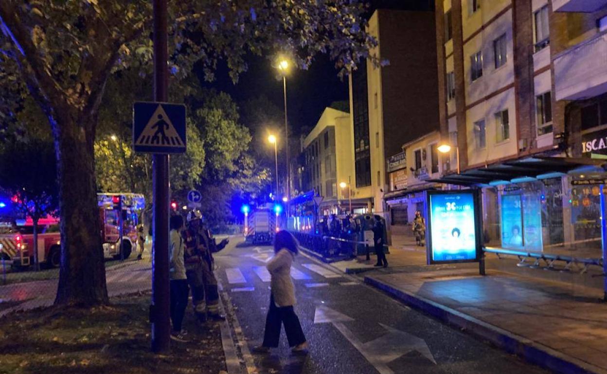 Los bomberos durante su intervención de esta noche. 