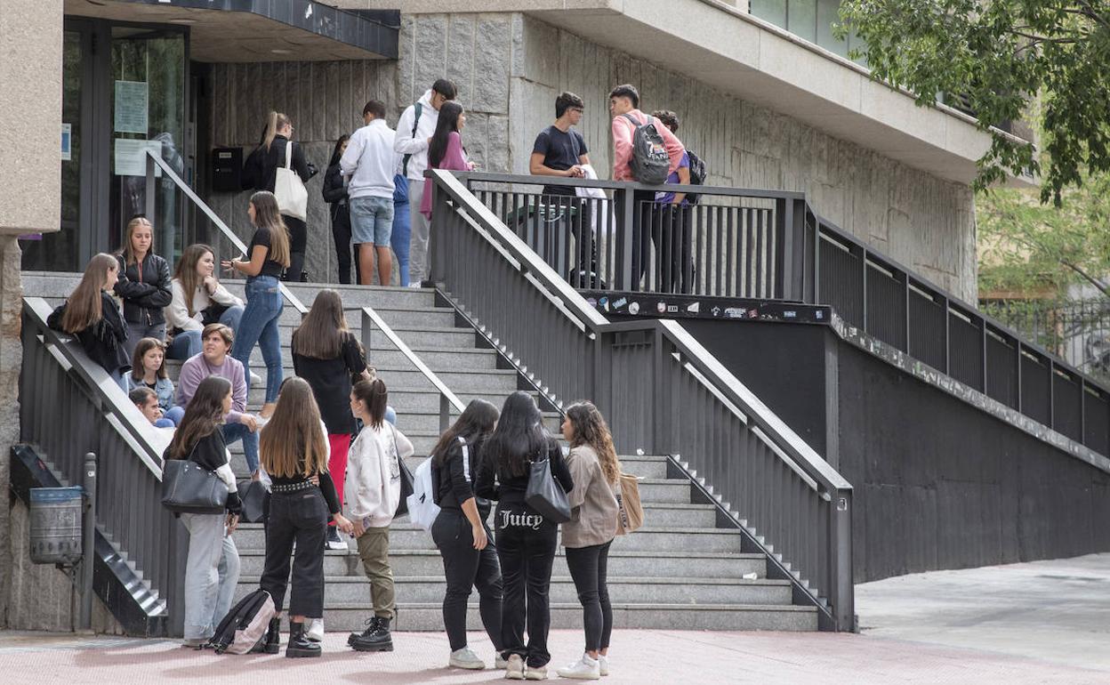 Universitarios a las puertas del campus. 
