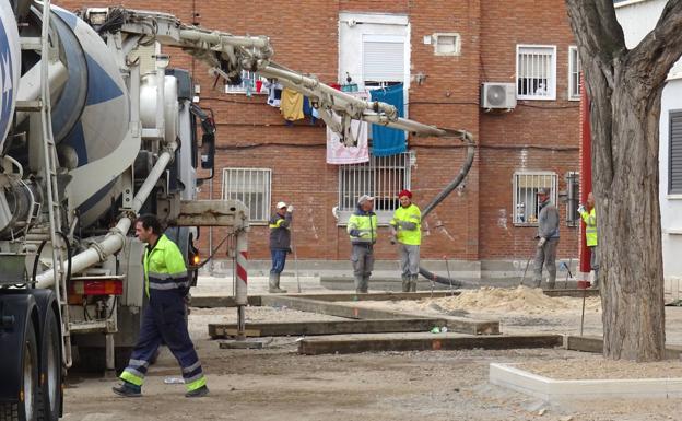 Trabajos de hormigonado junto al centro social Segundo Montes. 