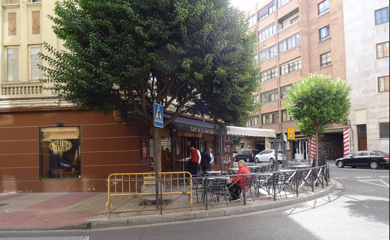 Los hechos ocurrieron el 17 de julio en la terraza del bar de la esquina de las calles Paraíso y Marqués del Duero. 