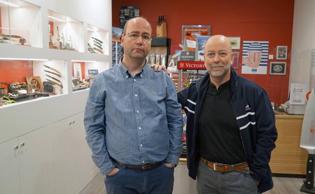 Imagen principal - Comercios históricos de Valladolid: Cuchillería Blanco, cuatro generaciones al filo de la navaja