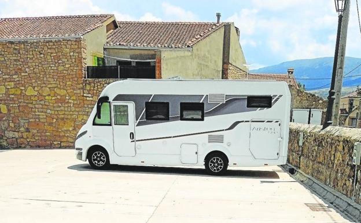 Caravana estacionada en la zona habilitada de Ceguilla. 