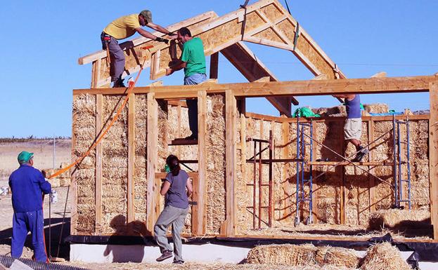 Valladolid: El ahorro energético y el confort térmico recuperan el  atractivo de las casas de paja | El Norte de Castilla