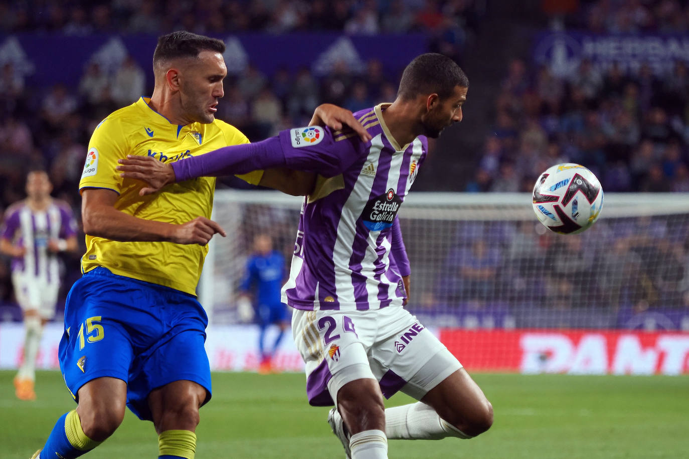 Joaquín, lesionado en Getafe, pugna por el balón con Lucas Pérez, del Cádiz.