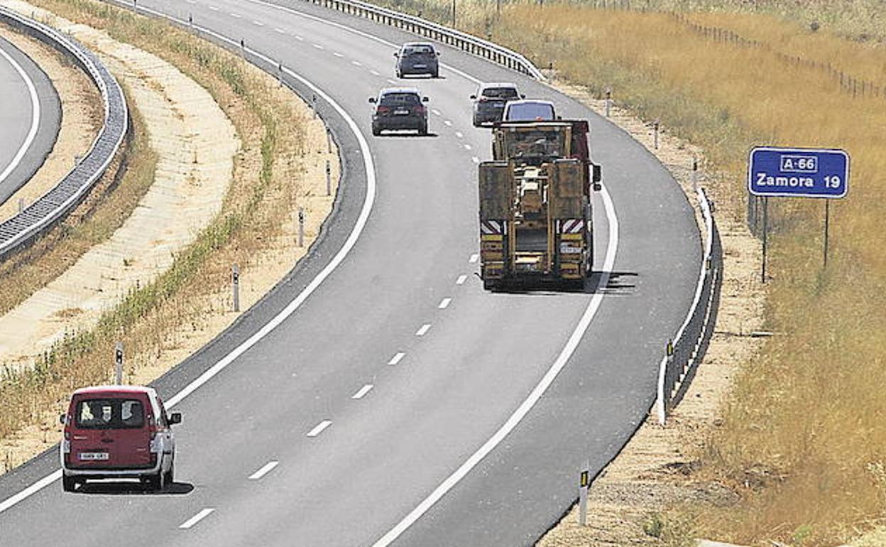 Varios vehículos circulan por la A-52 entre Zamora y Benavente.