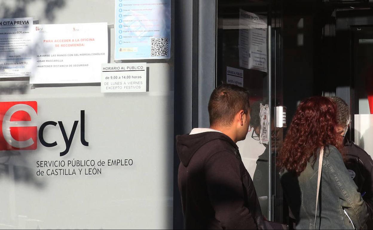 Varias personas se disponen a entrar em la oficina de empleo de Segovia 