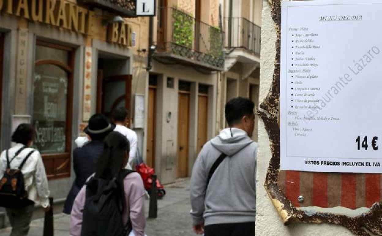 Un cartel de un restaurante anuncia los platos del menú diario. 