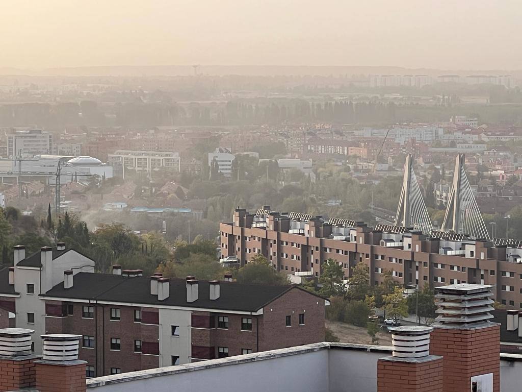 Fotos: La calima tiñe de naranja el cielo de Valladolid