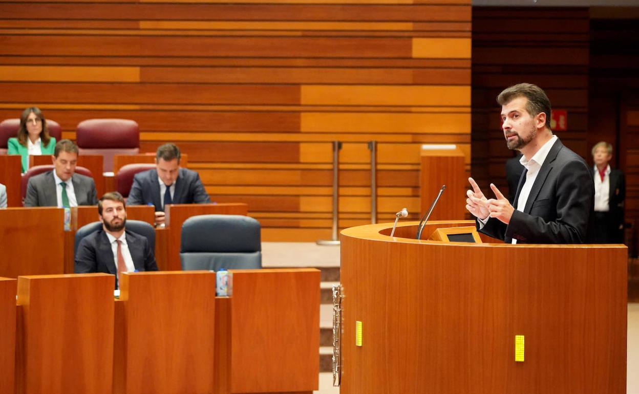 Luis Tudanca defiende la iniciativa sobre la televisión autonómica, con García-Gallardo en el escaño.