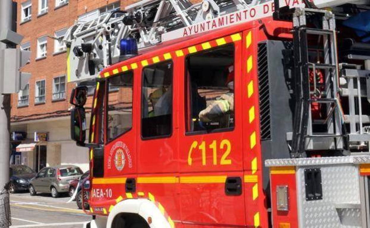 Los bomberos sofocan el incendio de una carretilla elevadora en Valladolid