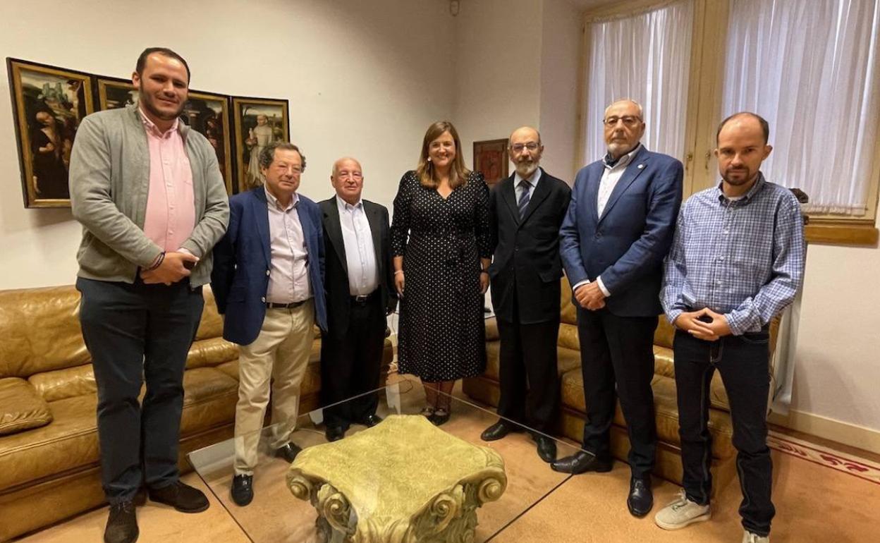 Representantes de la Cofradía, con la alcaldesa de Segovia. 