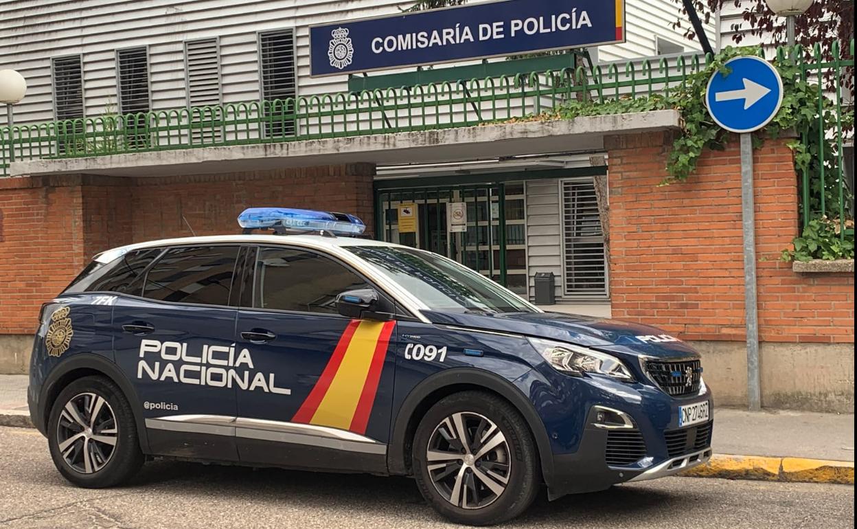 Vehículo de la Policía Nacional frente a la comisaría de Las Delicias.