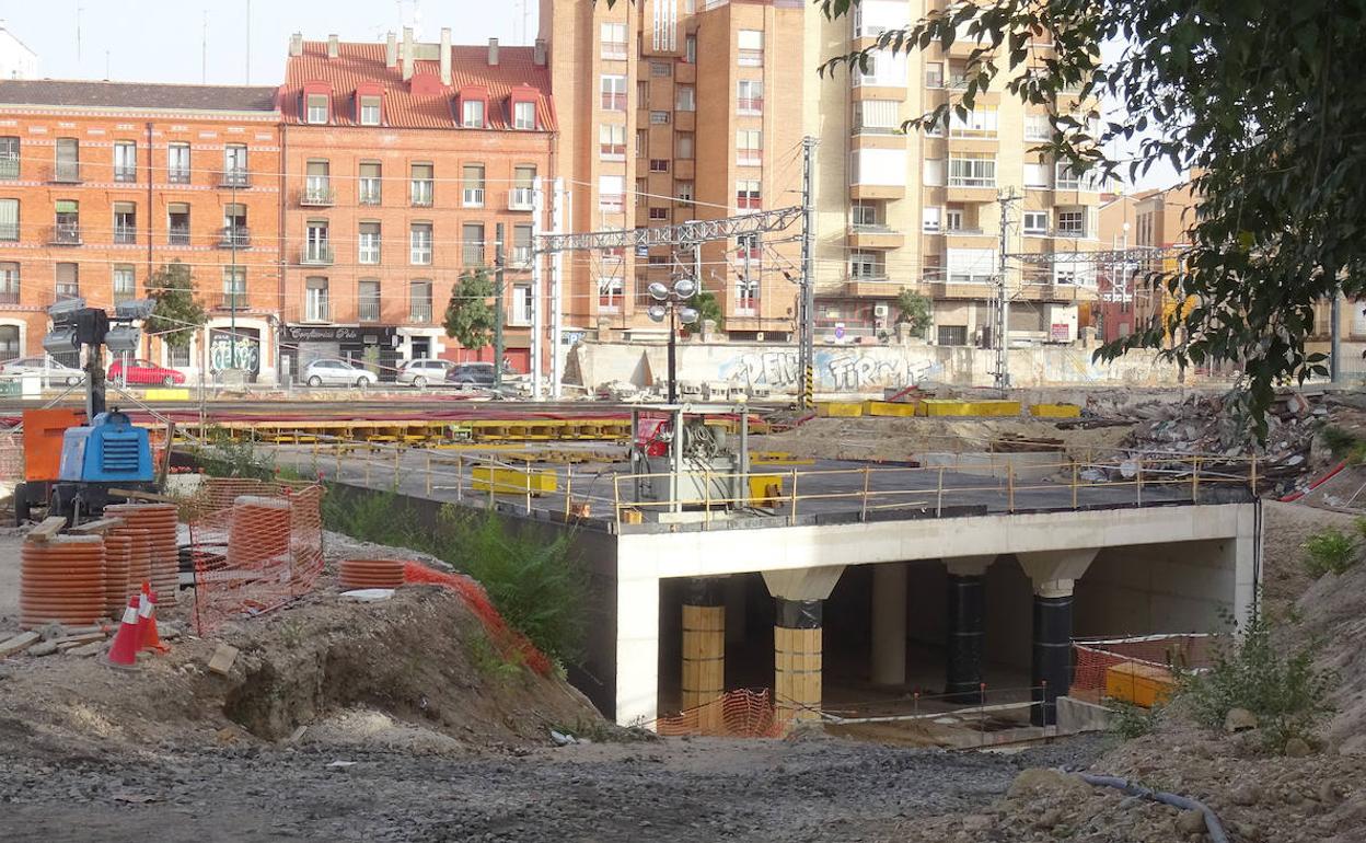 El cajón de hormigón del futuro paso peatonal está siendo ya empujado para colocarlo bajo las vías. 