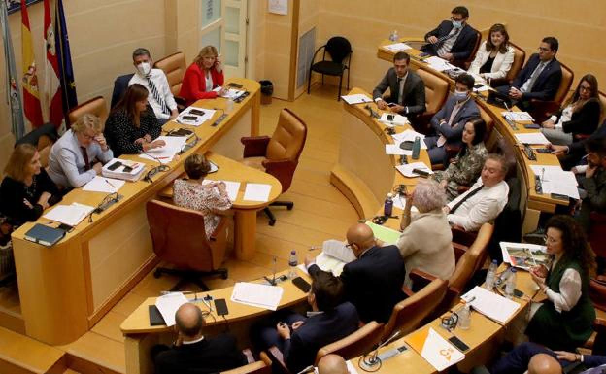 Miembros del equipo de gobierno y portavoces municipales de las distintas formaciones en la sesión plenaria celebrada ayer. 