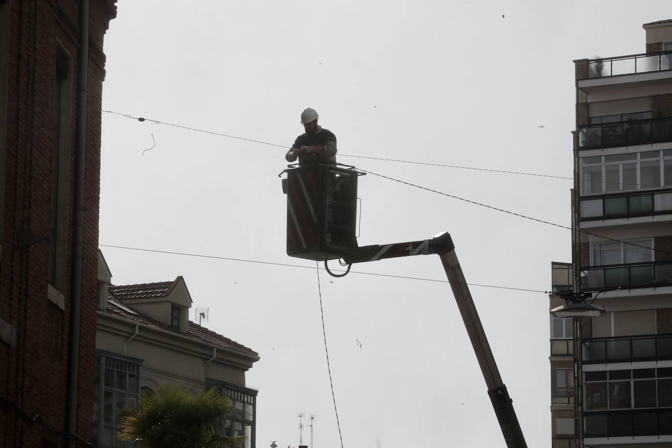 Fotos: Empieza el montaje de las luces de Navidad en Valladolid