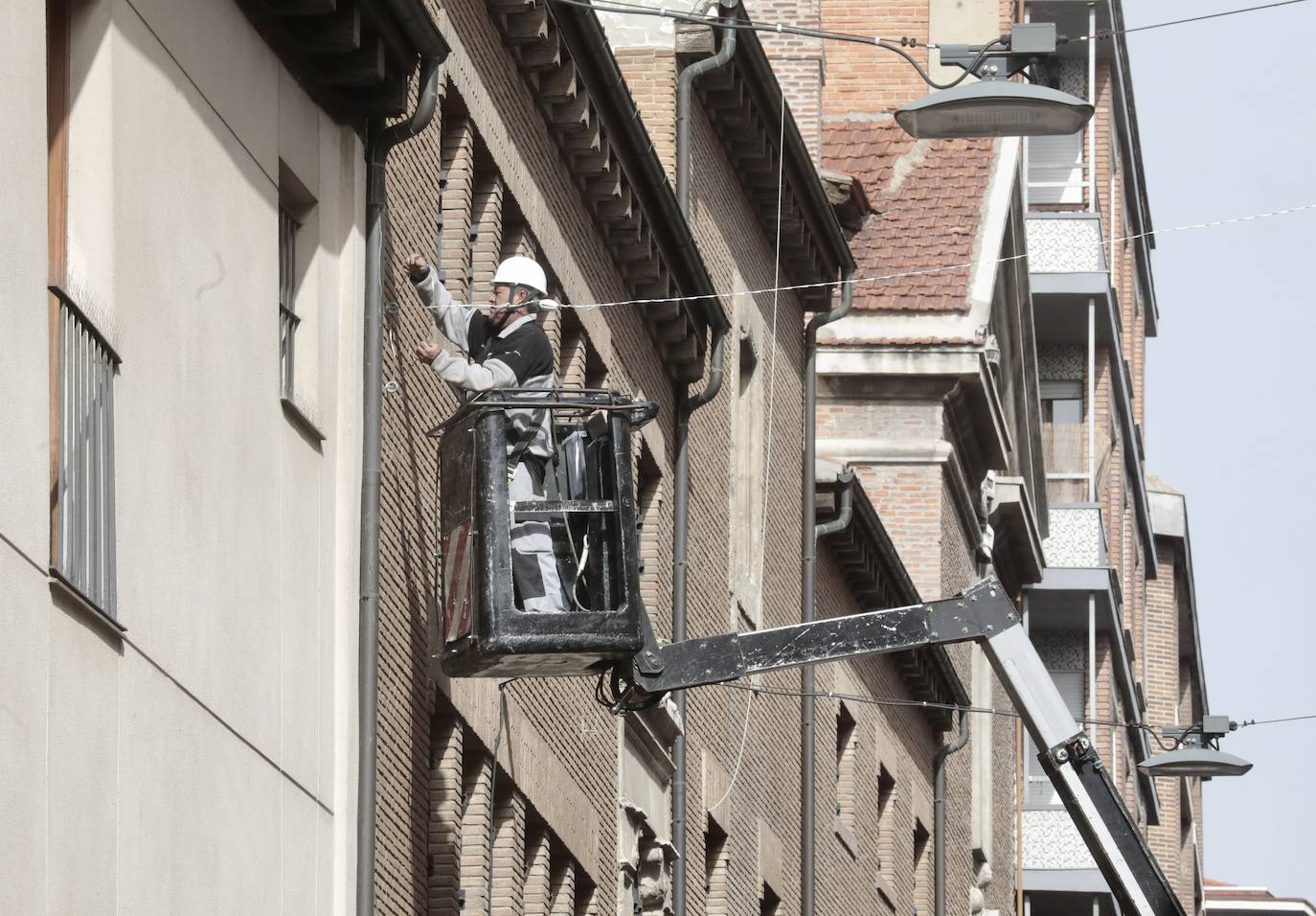 Fotos: Empieza el montaje de las luces de Navidad en Valladolid