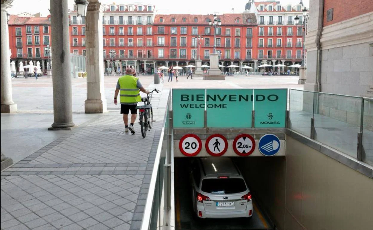 Un coche accede al aparcamiento de la Plaza Mayor.