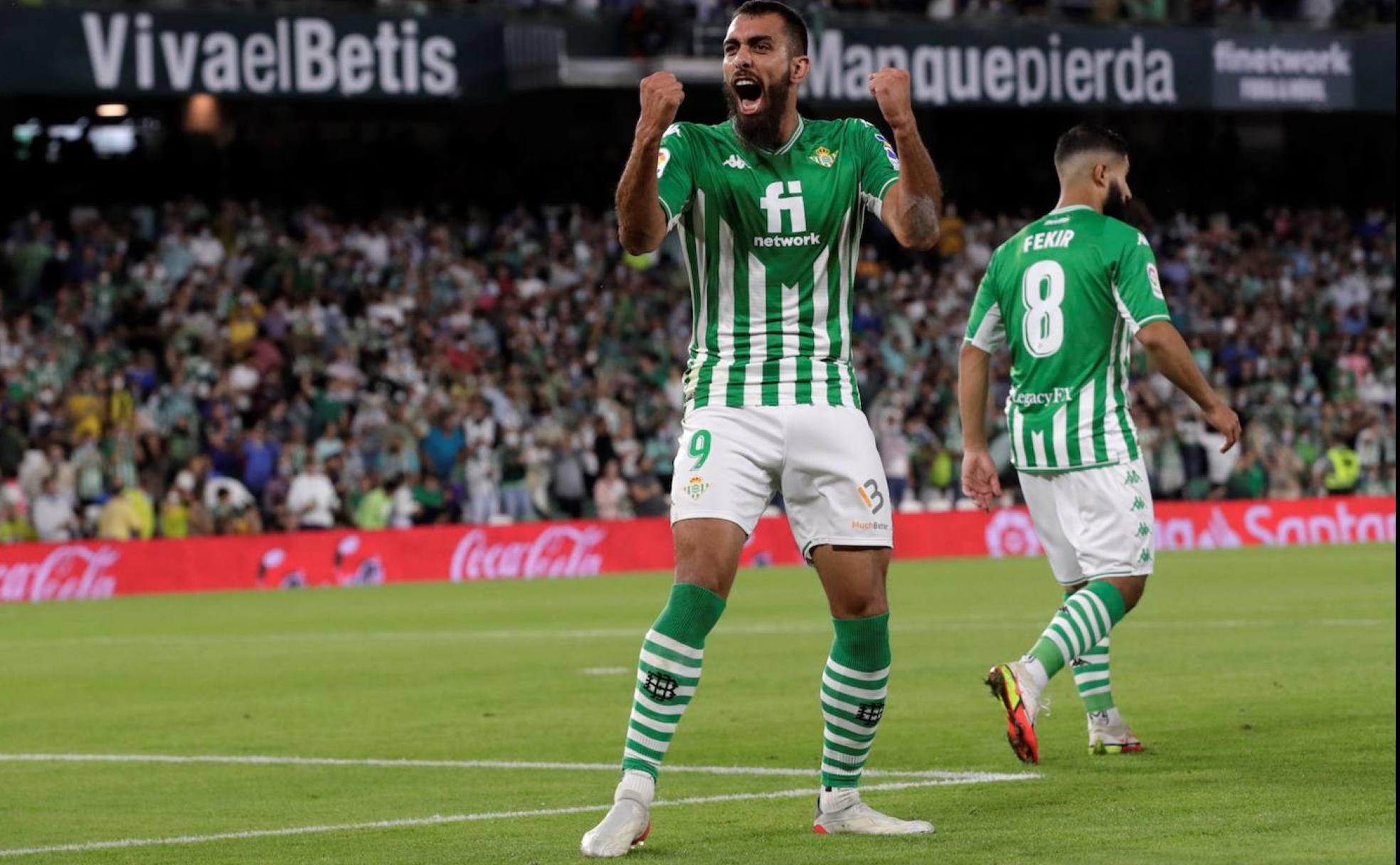 Borja Iglesias celebra con júbilo uno de los goles que ha conseguido con el Real Betis.