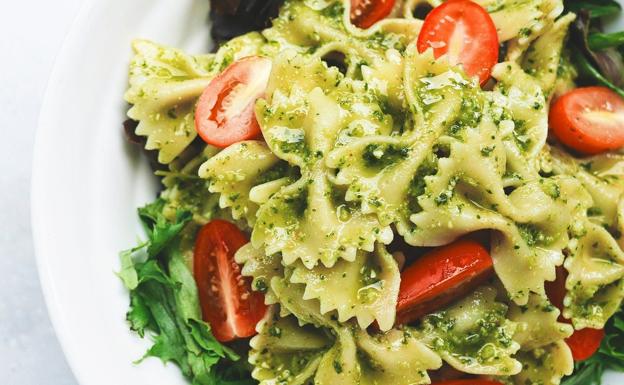 Lacitos de pasta con pesto casero y tomates cherry