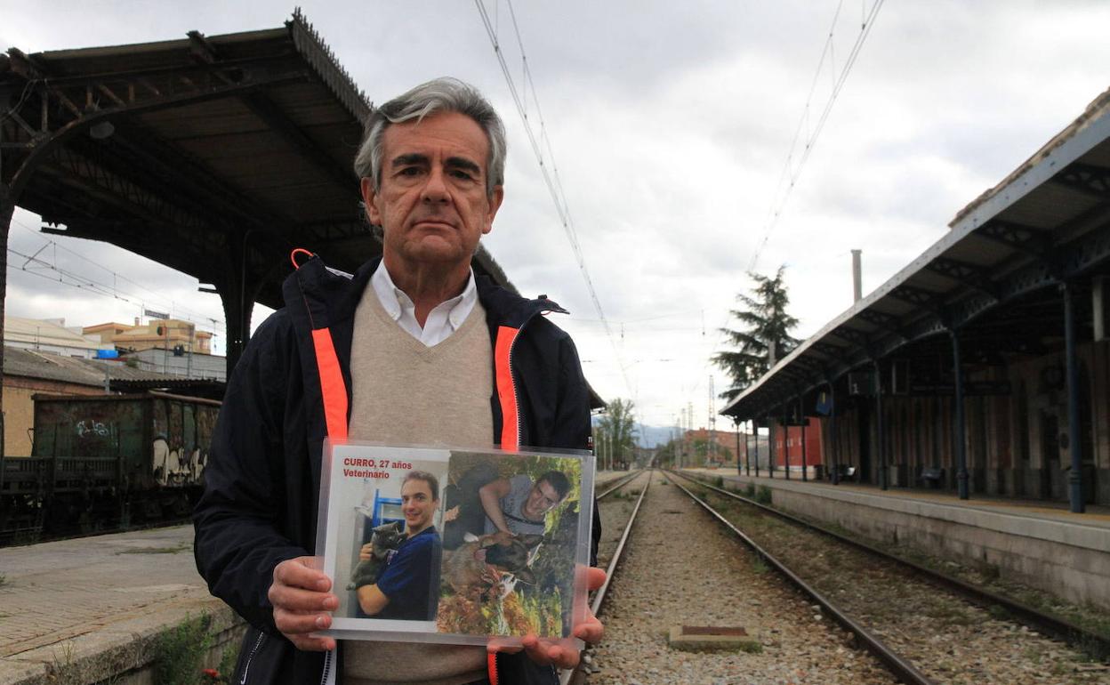 Javier García Municio sujeta la foto de su hijo Curro, fallecido en el accidente del Alvia. 