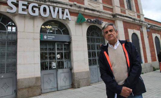 Javier García Municio, ante la estación de Renfe en Segovia. 