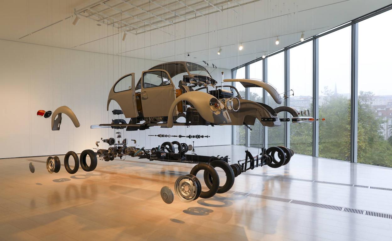 'Cosmic Thing', una de las piezas suspendidas de Damián Ortega, en el Centro Botín de Santander. 