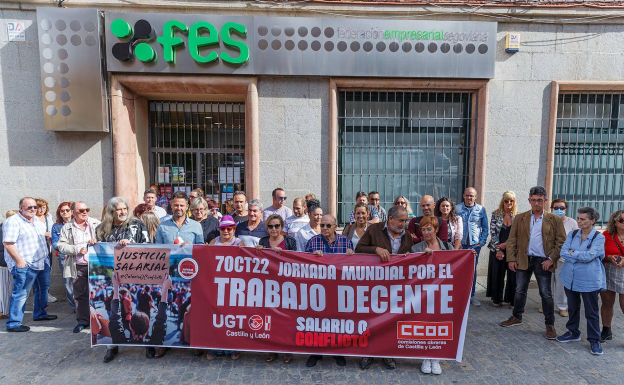 Medio centenar de personas se concentraron a las puertas de la sede de la Federación Empresarial Segoviana. 