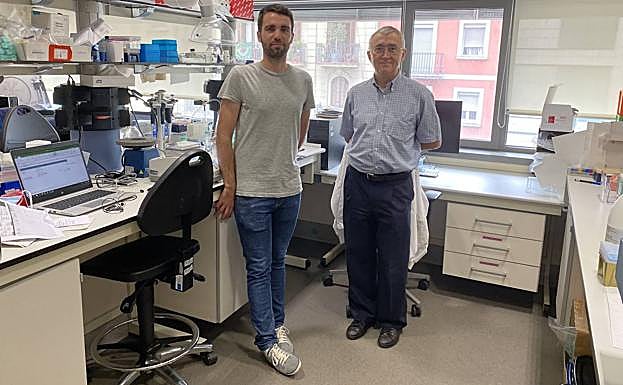 Ferran Nadeu y Elías Campo, investigadores principales del estudio.