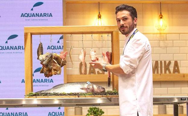 Imagen principal - El cocinero berciano Samuel Naveira, durante su ponencia, y abajo dos de sus platos. 