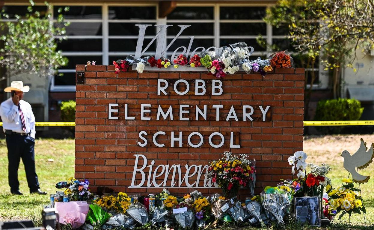 Ofrenda floral en la escuela Robb tras la masacre. 
