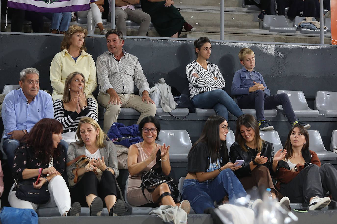 Fotos: La afición del baloncesto responde en el primer partido de Liga