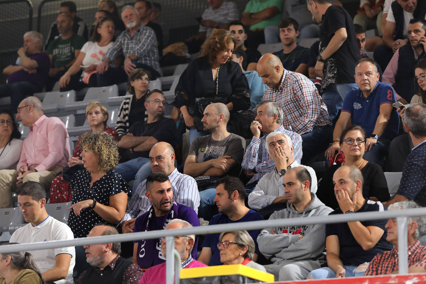 Fotos: La afición del baloncesto responde en el primer partido de Liga