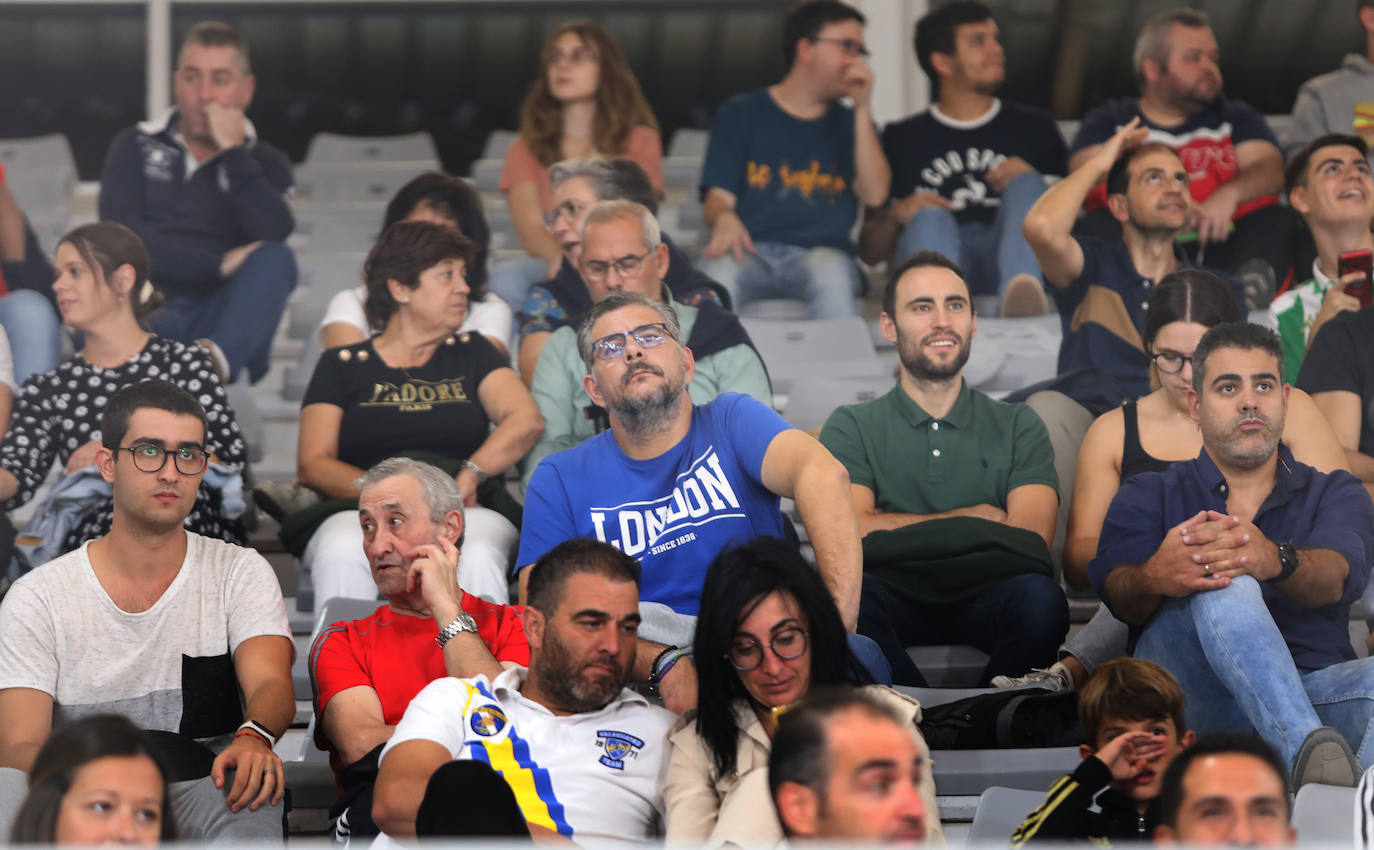 Fotos: La afición del baloncesto responde en el primer partido de Liga