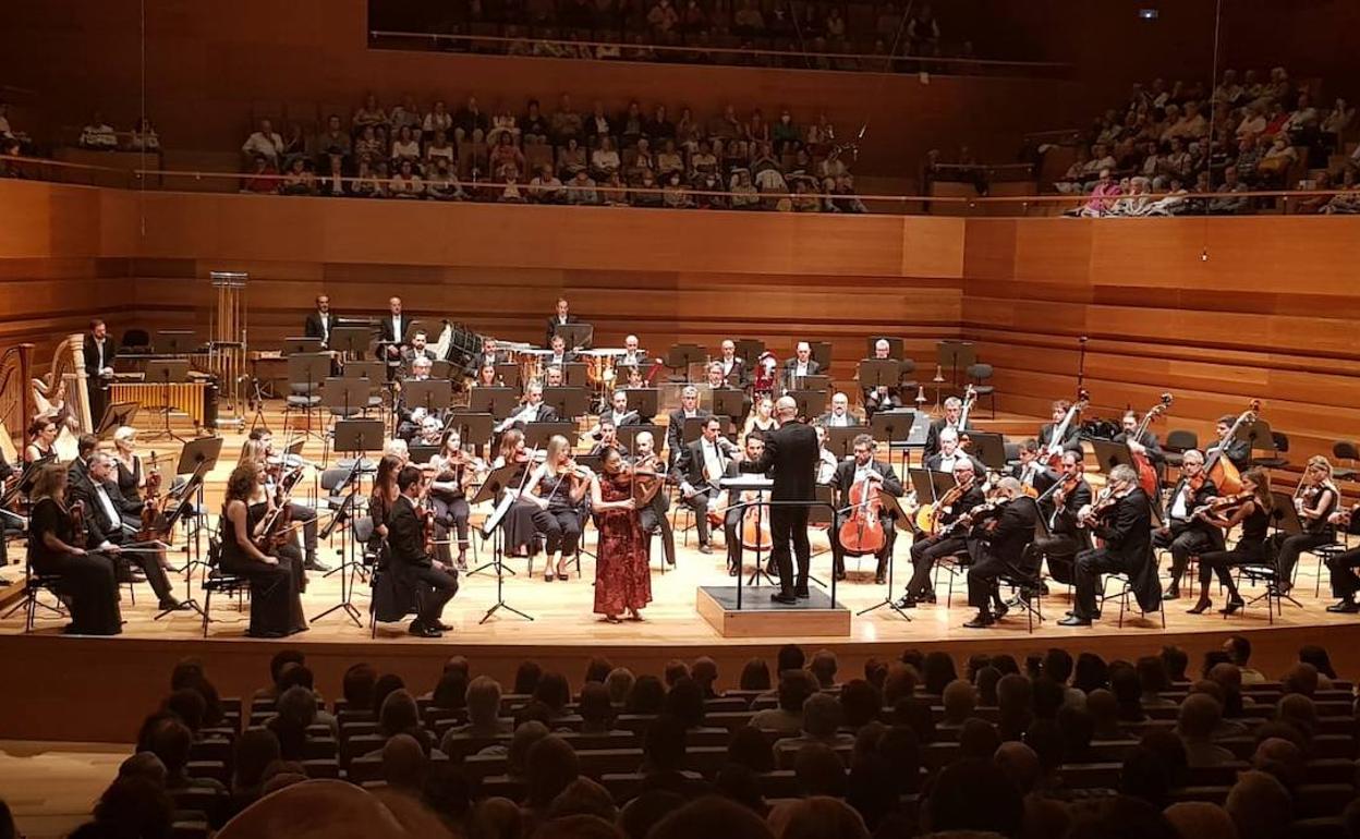 Midori, junto a la OSCyL, en un momento del concierto. 