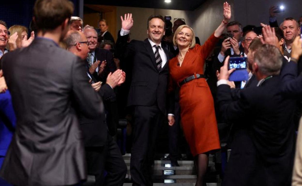 La primera ministra británica, Liz Truss, y su marido, Hugh O'Leary, saludan en la conferencia del Partido Conservador en Birmingham. 