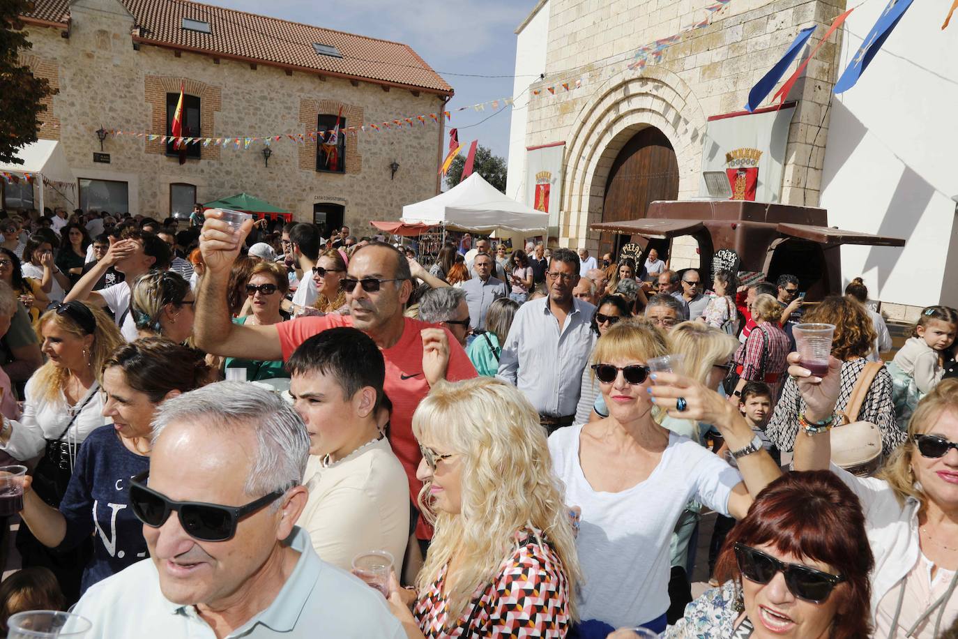 Dos niños pisan la uva para extraer el mosto en la plaza de Quintanilla.