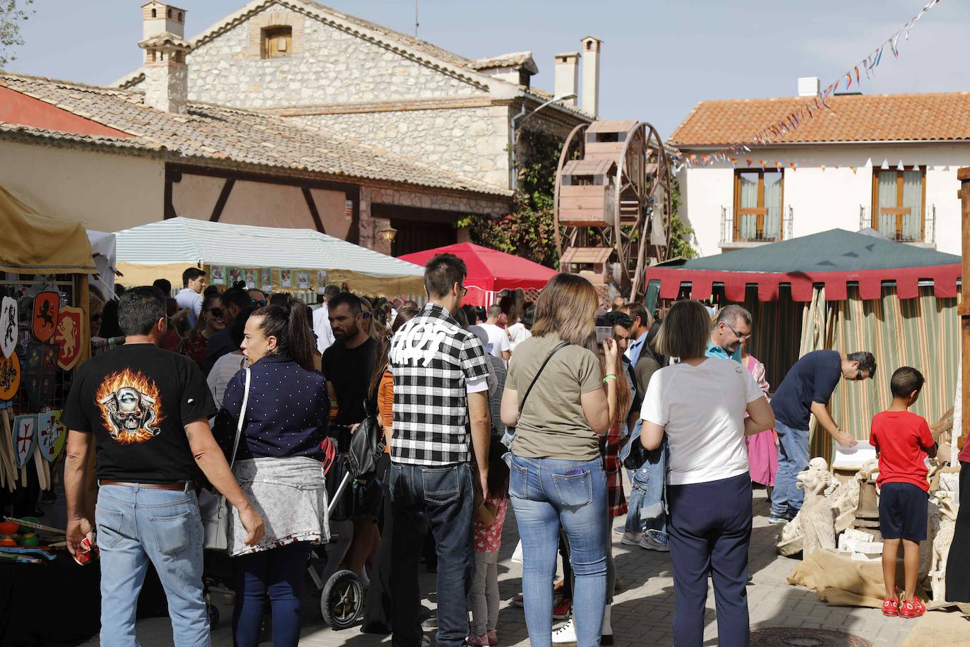 Dos niños pisan la uva para extraer el mosto en la plaza de Quintanilla.
